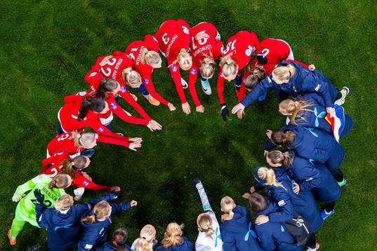 Goalkeeper Aurora Mikalsen, Sophie Román Haug, Maria