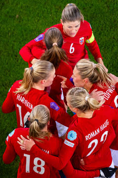 Maren Mjelde and players of Norway celebrate