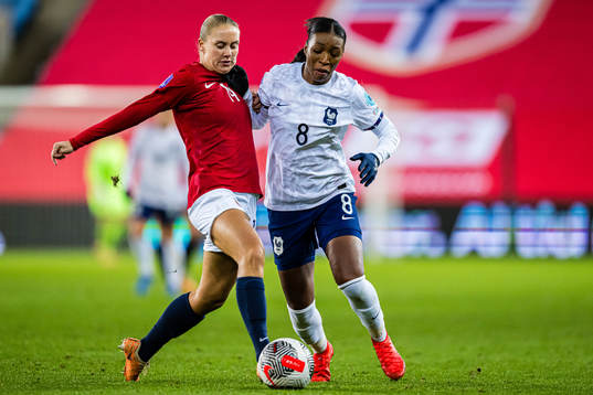 Lisa Naalsund of Norway and Grace Geyoro of France