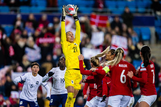 goalkeeper Constance Picaud of France
