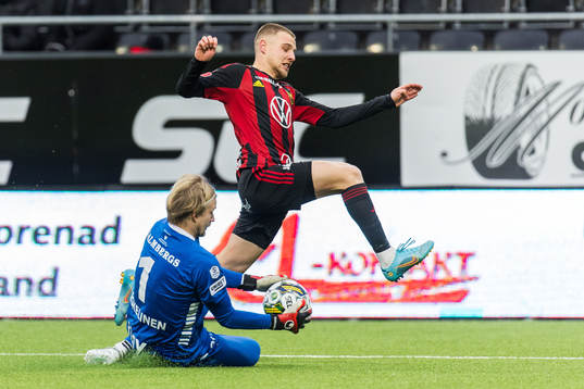 Östersunds Mykola Musolitin och Örebros målvakt William