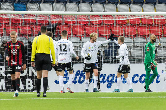 Örebros Kalle Holmberg jublar med Valgeir Valgeirsson som