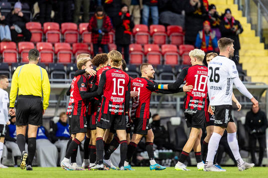 Östersunds Mykola Musolitin  jublar med lagkamrater