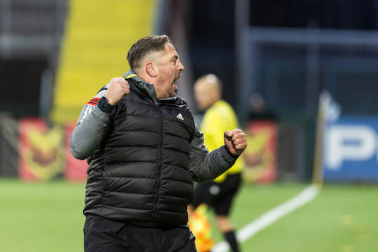 Östersunds tränare Magnus Powell jublar