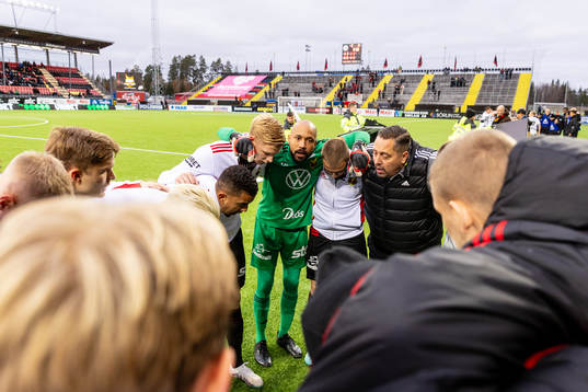 Östersunds Aly Keita med ett pepptalk