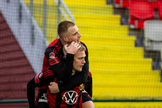 Östersunds Andre Österholm med Mykola Musolitin på