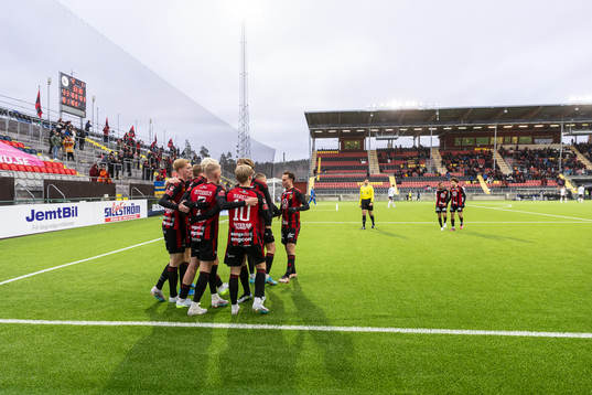 Östersunds Andre Österholm jublar med lagkamrater