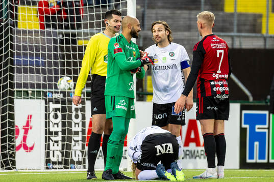 Örebros Kalle Holmberg har ont