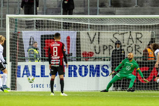 Örebros Kalle Holmberg  gör 4-3 bakom Östersunds Aly