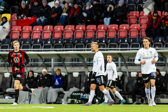 Örebros Sebastian Crona reagerar