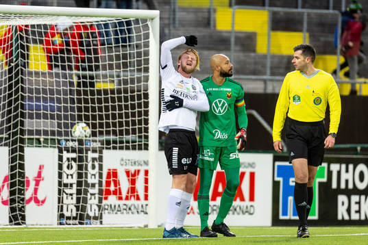 Örebros Kalle Holmberg har ont