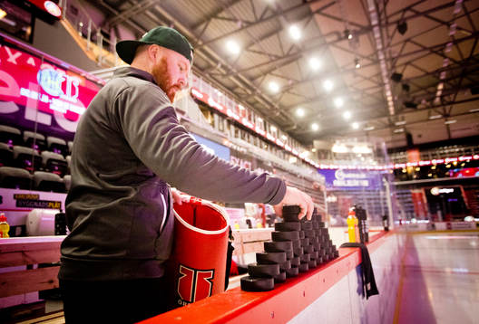 Frölundas materialare bygger ett pucktorn
