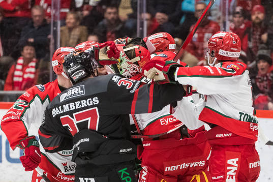 Frölundas målvakt Lars Johansson och Örebros Emil