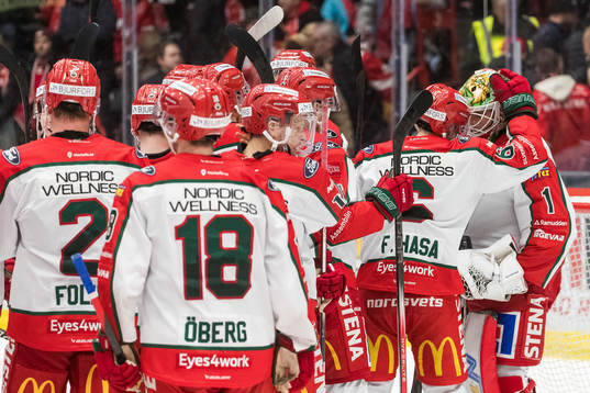 Frölundas Lars Johansson jublar med lagkamrater