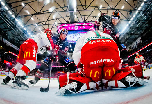 Frölundas målvakt Lars Johansson och Henrik Tömmernes