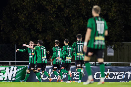 Varbergs Victor Karlsson jublar med lagkamrater