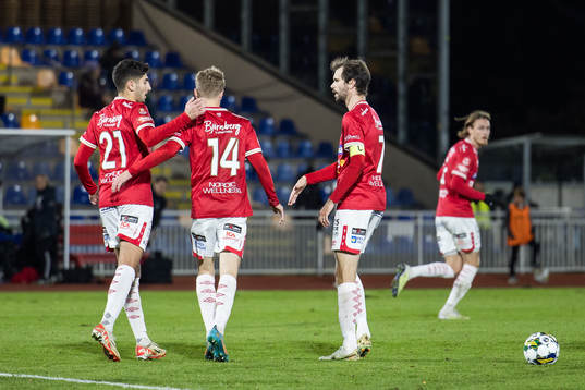 Degerfors Hugo Bolin jublar med lagkamrater