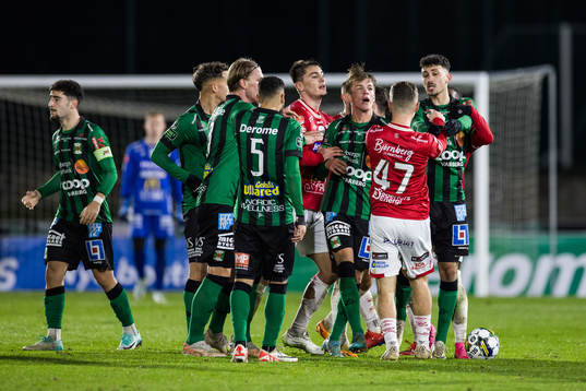 Irriterat mellan Degerfors Damjan Pavlovic och Varbergs