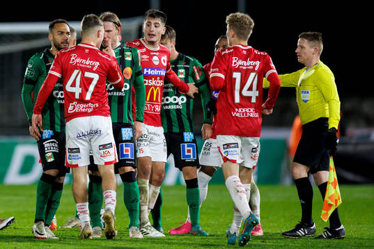 Irriterat mellan Varbergs Hampus Zackrisson och Degerfors