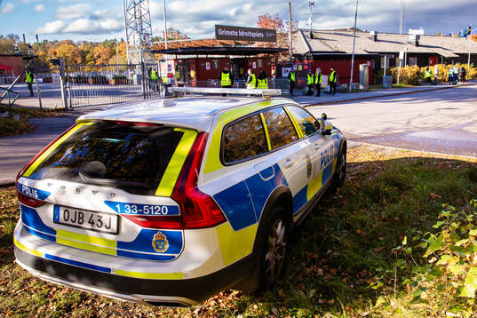 En polisbil utanför Grimsta IP