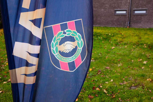 Brommapojkarnas logotyp på en flagga
