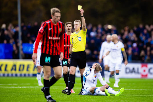 Brommapojkarnas Torbjörn Lysaker Heggem får ett gult kort