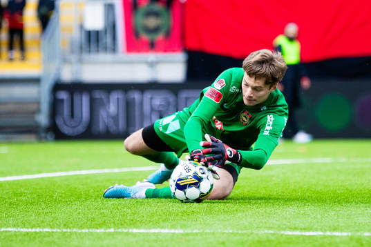 Brommapojkarnas målvakt Filip Sidklev med en räddning