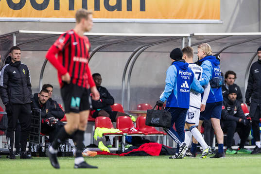Djurgårdens Jacob Une Larsson lämnar plan