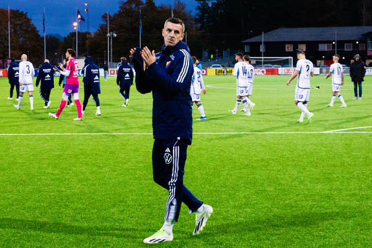 Djurgårdens Haris Radetinac applåderar publiken