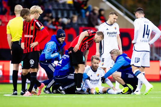 Djurgårdens Jacob Une Larsson har ont
