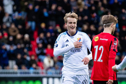 Djurgårdens Oskar Fallenius jublar bredvid Brommapojkarnas