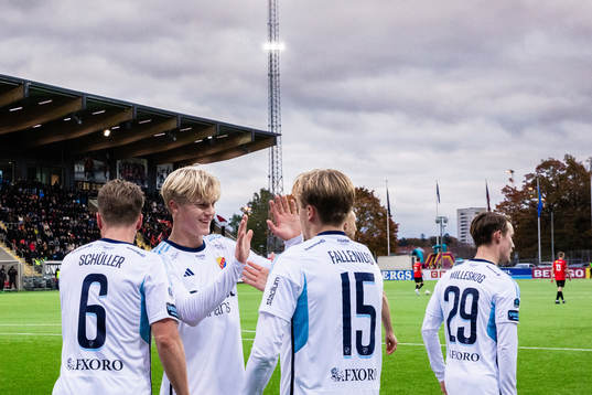 Djurgårdens Oskar Fallenius jublar med Lucas Bergvall