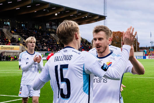 Djurgårdens Oskar Fallenius jublar med Rasmus Schüller