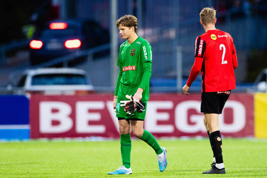 Brommapojkarnas målvakt Filip Sidklev deppar
