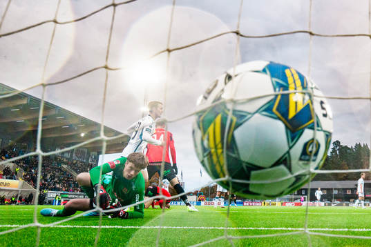 Djurgårdens Oskar Fallenius gör 0-2 bakom Brommapojkarnas