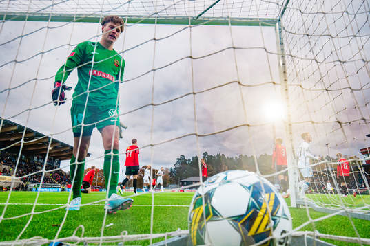 Brommapojkarnas målvakt Filip Sidklev deppar