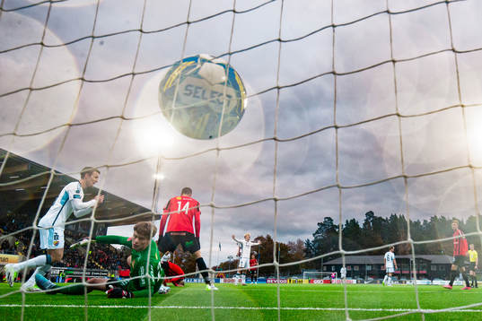 Djurgårdens Oskar Fallenius gör 0-2 bakom Brommapojkarnas