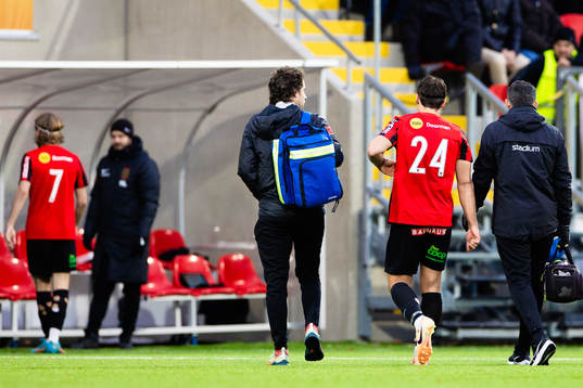 Brommapojkarnas Kevin Ackermann lämnar planen