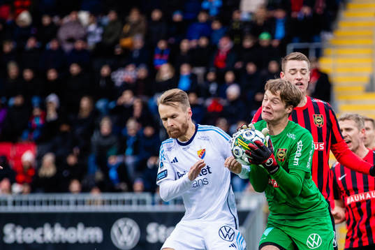 Djurgårdens Jacob Une Larsson och Brommapojkarnas målvakt