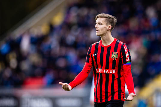 Brommapojkarnas Samuel Leach Holm reagerar
