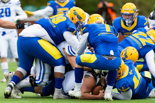 Sweden plays defense against Italy