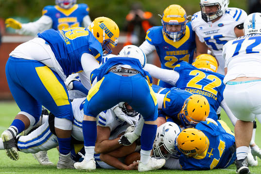 Sweden plays defense against Italy