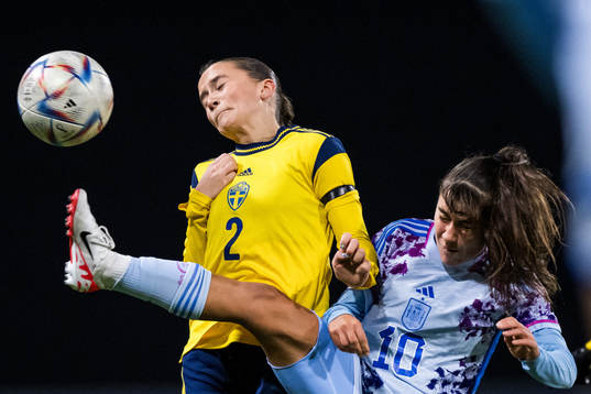 Vera Blom of Sweden and Cris Librán of Spain
