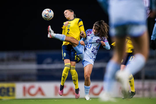 Vera Blom of Sweden and Cris Librán of Spain