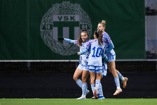 Daniela Arques of Spain celebrating with team mates