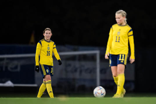 Elsa Pelgander and Tilda Sandén of Sweden look dejected