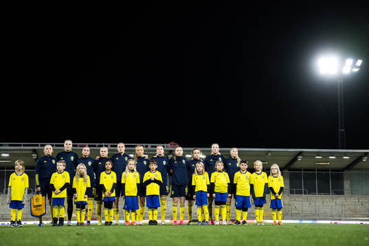 The players at line up