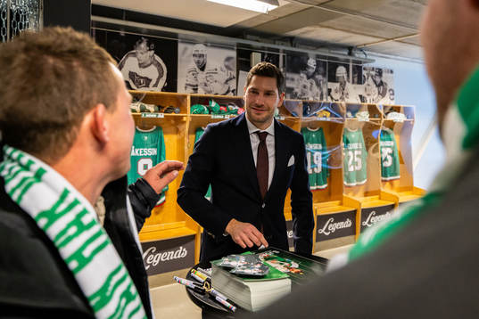 Rögles Mattias Sjögren skriver autografer