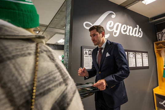 Rögles Mattias Sjögren skriver autografer