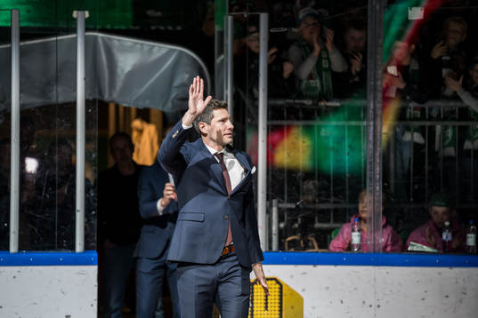 Rögles Mattias Sjögren hyllas då hans tröja ska hissas